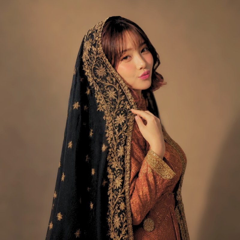 MALAM ISTANA DALAM KITAB SERIBU PASANG — woman in a gold-embroidered black veil in lamplight